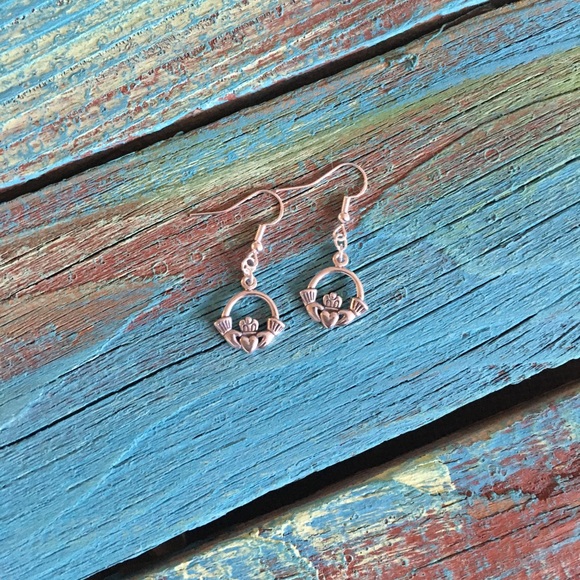 Irish Claddagh Earrings - Picture 2 of 3